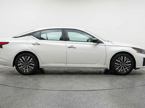 Used 2025 Nissan Altima 2.5 SV image 11