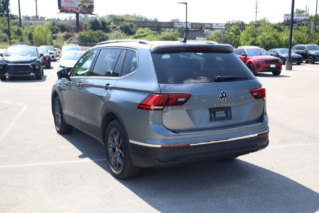 Used 2023 Volkswagen Tiguan SE w/ Panoramic Sunroof Package FWD image 6
