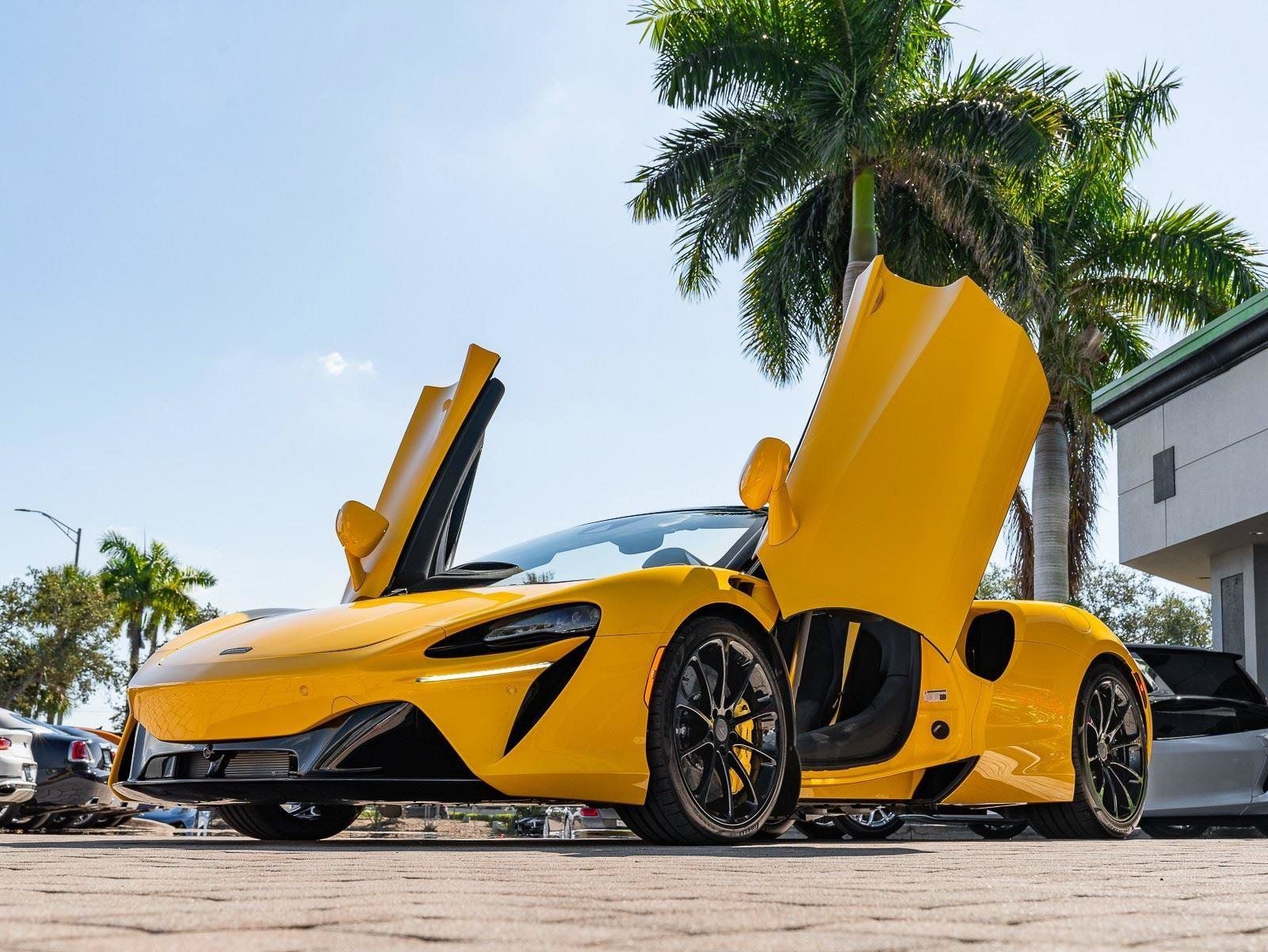 Used 2025 McLaren Artura Spider RWD image 20