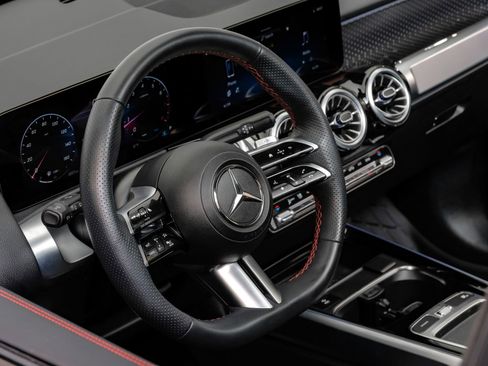 Used 2024 Mercedes-Benz GLB 250 image 20