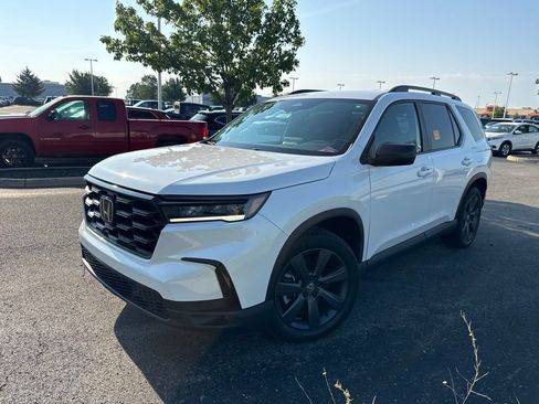 Used 2025 Honda Pilot Sport image 1