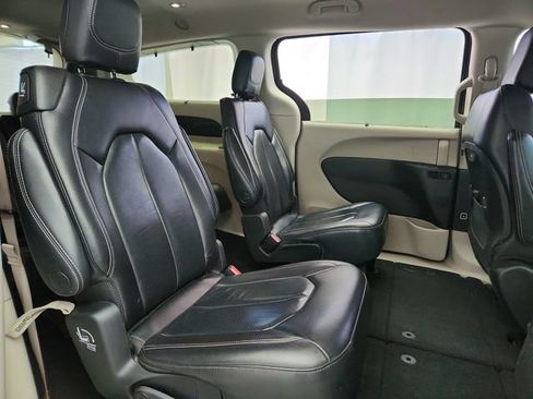Used 2022 Chrysler Pacifica Touring-L FWD image 31