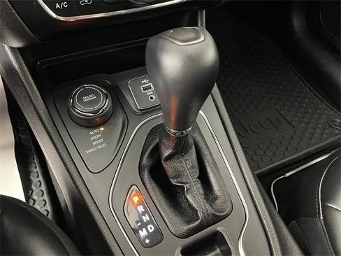 Used 2019 Jeep Cherokee Latitude Plus w/ Comfort/Convenience Group image 11