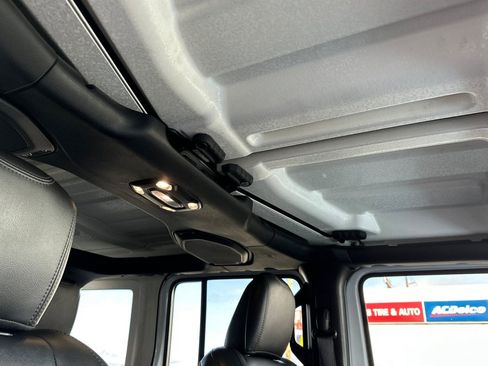 Used 2022 Jeep Wrangler Unlimited Rubicon w/ Cold Weather Group AWD/4WD image 19