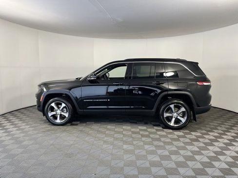 Used 2025 Jeep Grand Cherokee Limited image 4