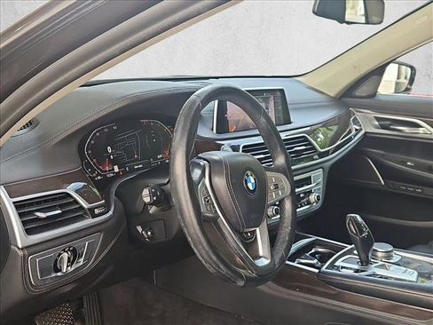 Used 2022 BMW 740i w/ Premium Package image 9