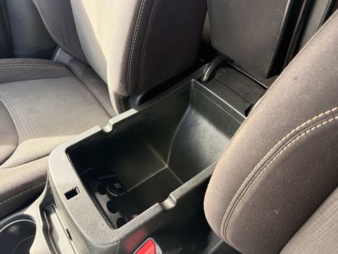 Used 2016 Jeep Cherokee Latitude w/ Comfort/Convenience Group image 28