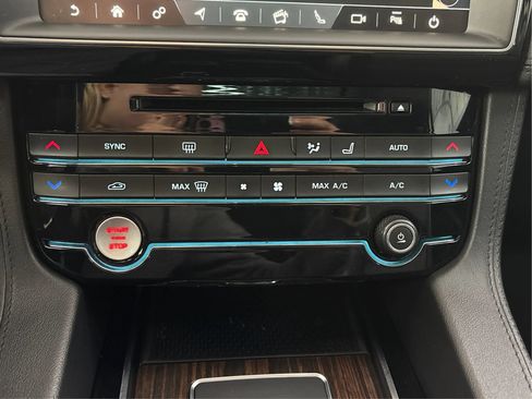 Used 2020 Jaguar F-PACE Prestige AWD/4WD image 37