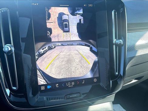 Used 2025 Volvo XC40 B5 Plus image 30