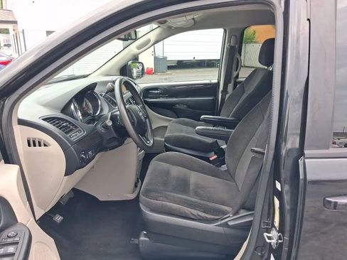 Used 2018 Dodge Grand Caravan SE w/ UConnect Hands-Free Group FWD image 12