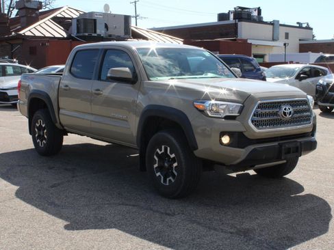 Used 2017 Toyota Tacoma TRD Off-Road w/ Tow Package (A/T) image 3