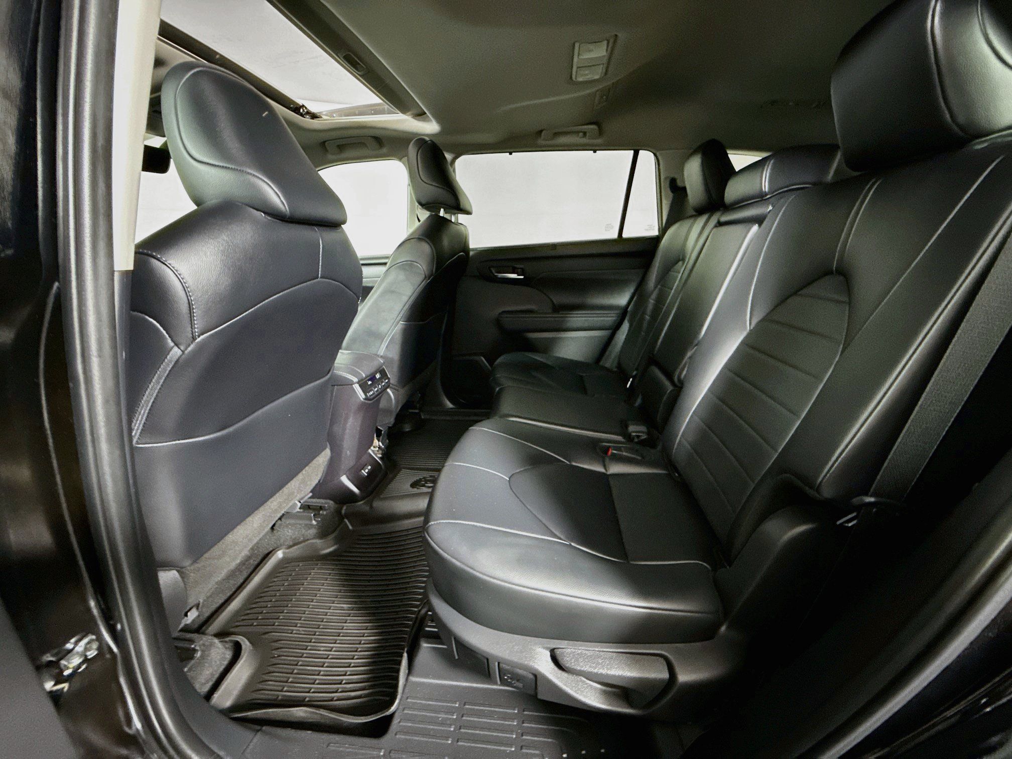 Used 2024 Toyota Highlander XLE AWD/4WD image 23