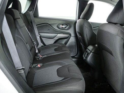 Used 2019 Jeep Cherokee Latitude w/ Popular Appearance Group FWD image 19