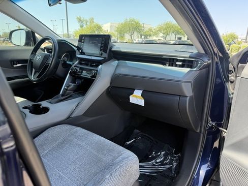 Used 2022 Toyota Venza LE AWD/4WD image 12