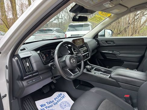 Used 2024 Nissan Pathfinder SV FWD image 15