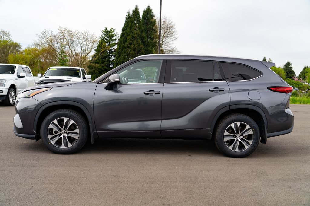 Used 2022 Toyota Highlander XLE AWD/4WD image 12