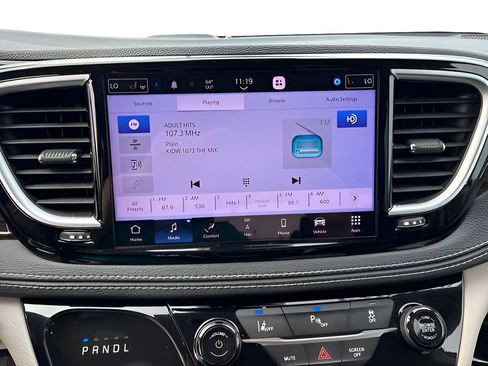 Used 2023 Chrysler Pacifica Limited FWD image 16
