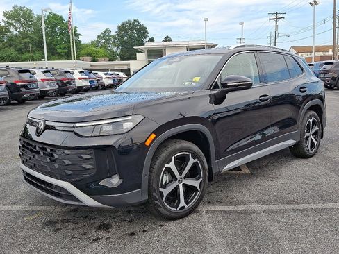New 2025 Volkswagen Tiguan SE image 3