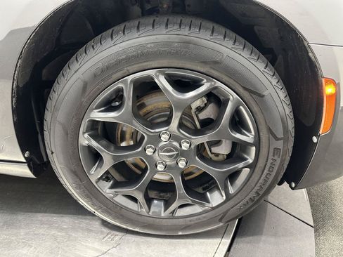 Used 2019 Chrysler 300 Touring w/ Sport Appearance Package AWD/4WD image 9