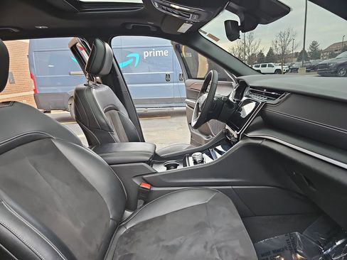 Used 2024 Jeep Grand Cherokee L Altitude image 10