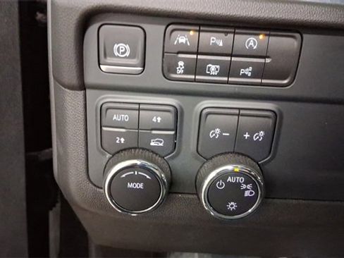 Used 2025 Chevrolet Tahoe LT image 31