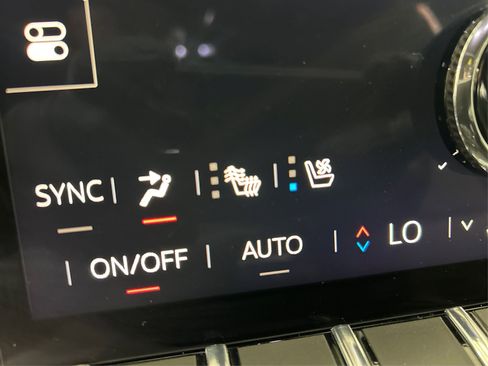 Used 2025 GMC Yukon Denali AWD/4WD image 32