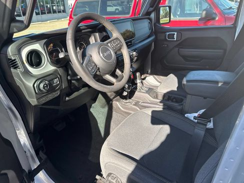 Used 2024 Jeep Gladiator Mojave AWD/4WD image 11