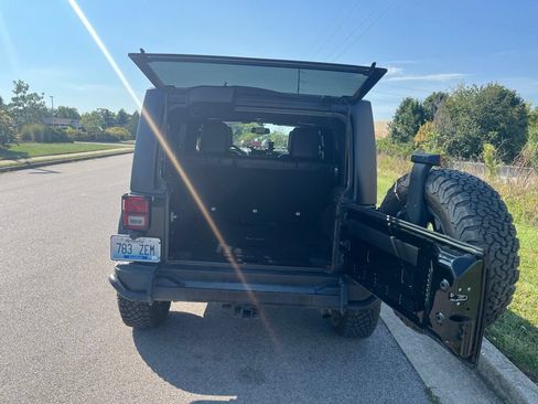 Used 2017 Jeep Wrangler Unlimited Sahara AWD/4WD image 10