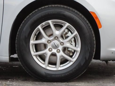 Certified 2024 Chrysler Pacifica Touring-L FWD image 13