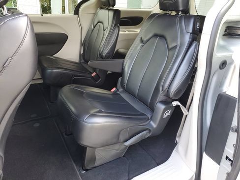 Used 2024 Chrysler Pacifica Touring-L FWD image 8