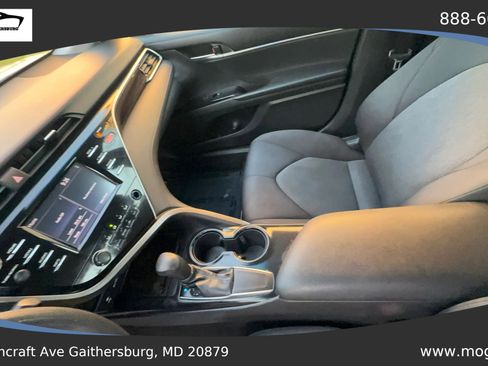 Used 2018 Toyota Camry LE FWD image 14