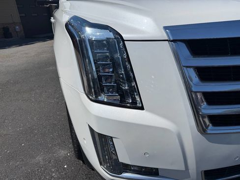 Used 2017 Cadillac Escalade ESV Premium Luxury image 4