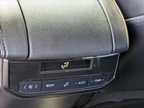Used 2022 Toyota Highlander XLE FWD image 16