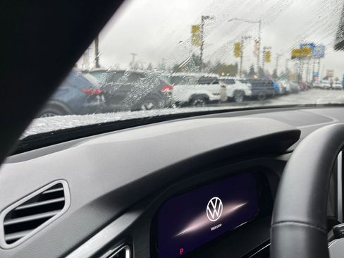 Used 2025 Volkswagen Atlas Cross Sport SE image 34