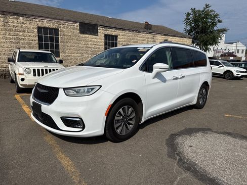 Used 2021 Chrysler Pacifica Touring-L image 3