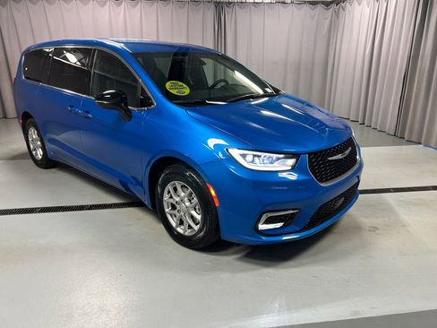 New 2026 Chrysler Pacifica Select image 1