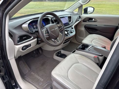 Used 2017 Chrysler Pacifica Touring-L Plus w/ Tire & Wheel Group image 19