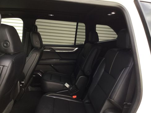 Used 2025 GMC Acadia Elevation w/ Elevation Premium Package image 8