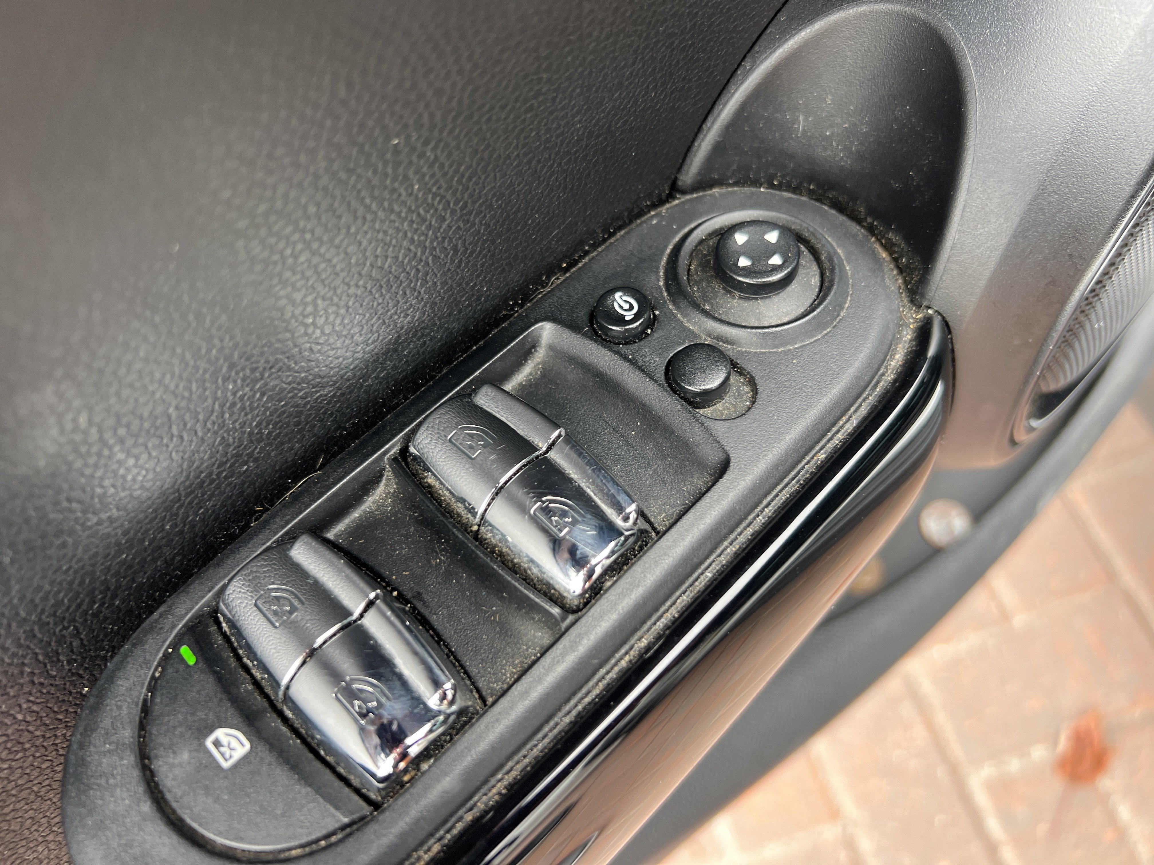 Used 2020 MINI Cooper 4-Door Hardtop w/ Premium Package FWD image 15