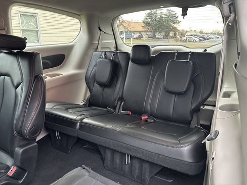 Used 2024 Chrysler Pacifica Touring-L image 15