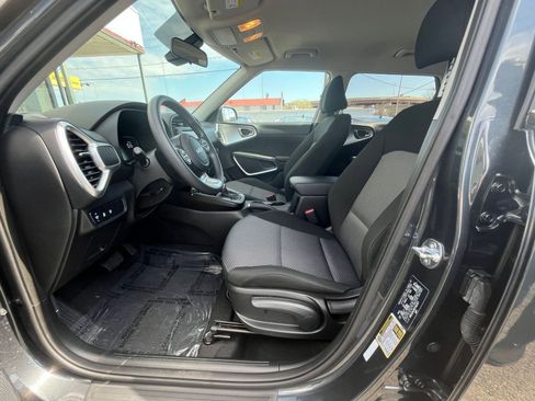 Used 2025 Kia Soul LX w/ LX Technology Package image 24