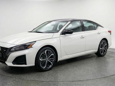 Used 2025 Nissan Altima 2.5 SR FWD image 3