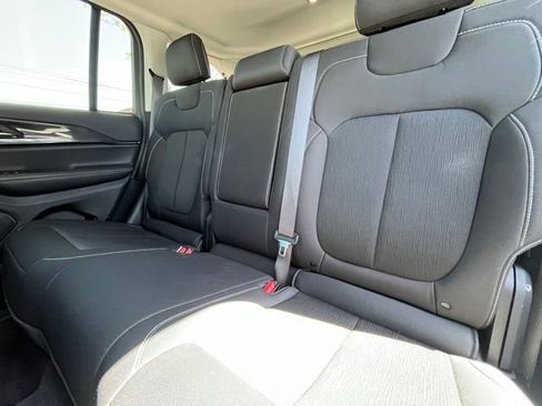 Used 2023 Jeep Grand Cherokee Laredo AWD/4WD image 25