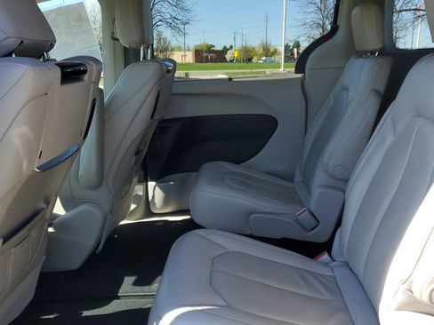 Used 2018 Chrysler Pacifica Touring-L Plus w/ Advanced Safetytec Group FWD image 25