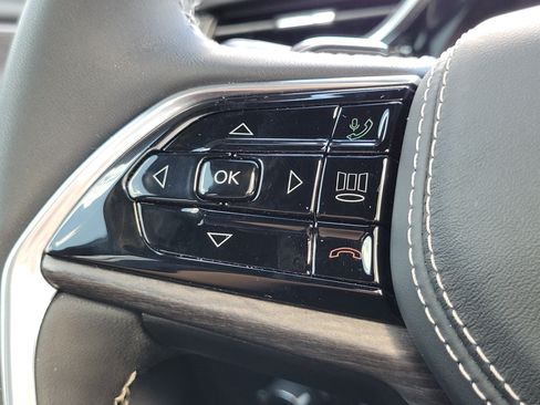 Used 2022 Jeep Grand Cherokee Overland w/ Luxury Tech Group IV AWD/4WD image 12