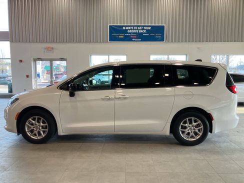 Used 2024 Chrysler Voyager LX image 8