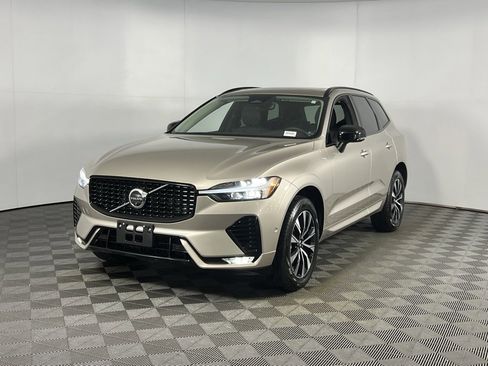 Used 2025 Volvo XC60 B5 Plus image 11