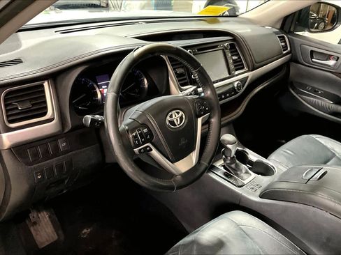 Used 2014 Toyota Highlander XLE image 18