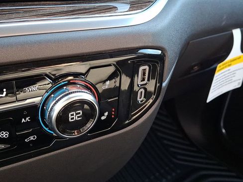 New 2026 GMC Sierra 1500 Elevation image 16