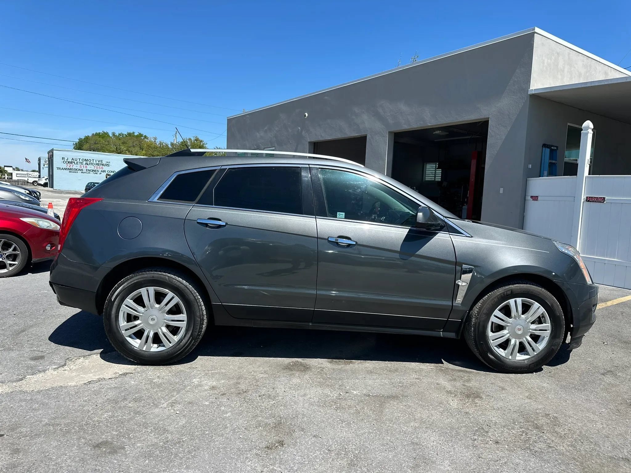Used 2011 Cadillac SRX Luxury FWD image 2